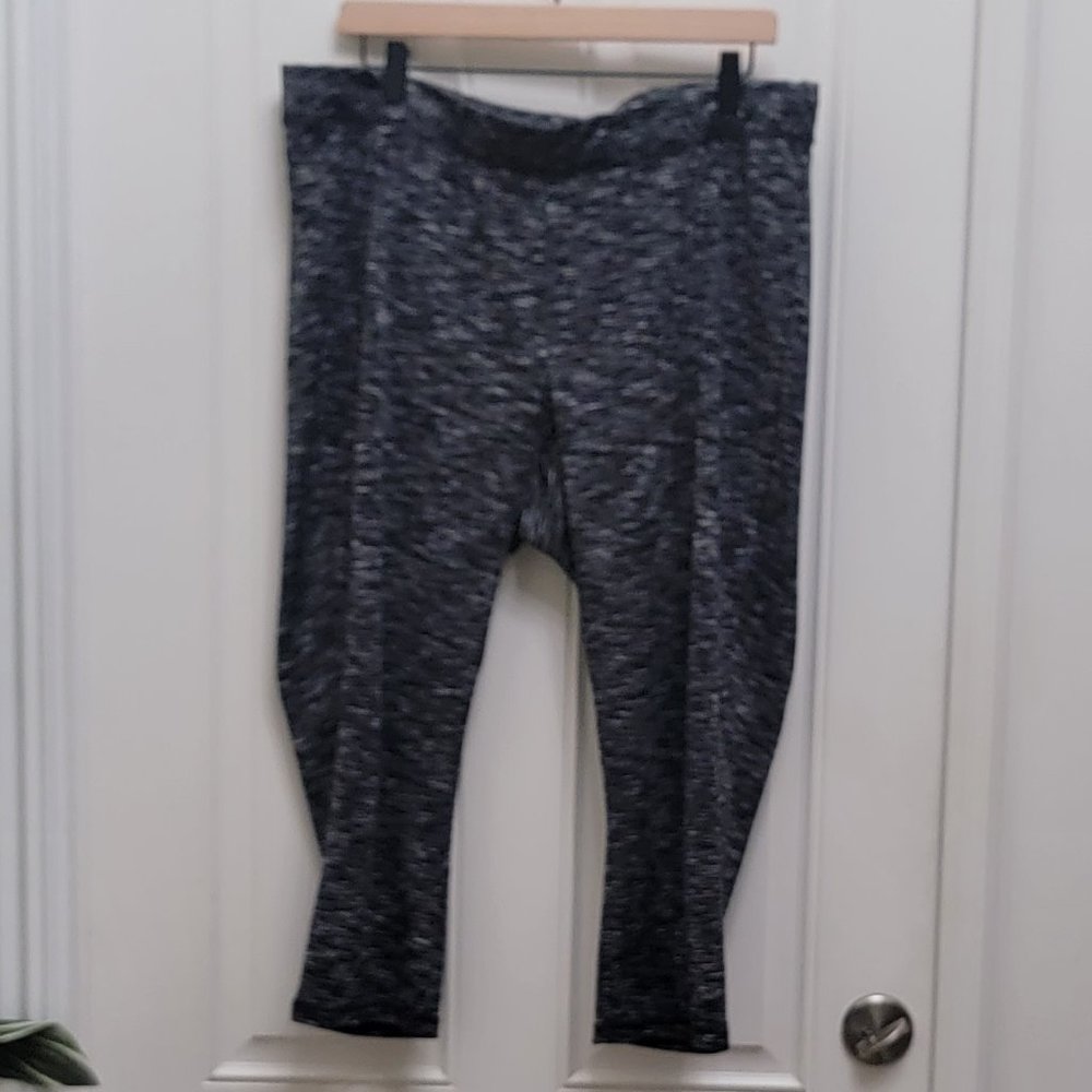 LIVI Active Lane Bryant Wicking Capri Leggings. Space Dye Size 18/20